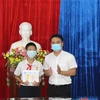 Đại diện lãnh đạo Tỉnh đoàn Gia Lai đã trao tặng huy hiệu Tuổi trẻ dũng cảm cho em Trần Nguyễn Anh Duy, Trường Trung học cơ sở Nguyễn Văn Cừ, xã Biển Hồ, thành phố Pleiku. (Ảnh: Hồng Điệp/TTXVN)