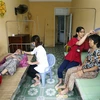 Cán bộ Trung tâm Bảo trợ xã hội và Công tác xã hội tỉnh Hưng Yên chăm sóc người cao tuổi cô đơn không nơi nương tựa. (Ảnh: Phạm Kiên/TTXVN) 