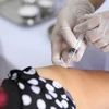 Nhân viên y tế tiêm thử nghiệm vaccine Nano Covax cho tình nguyện viên tại huyện Văn Lâm. (Ảnh: Minh Quyết/TTXVN) 