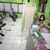 Nhân viên y tế tiêm vaccine phòng COVID-19 cho người dân tại Jakarta, Indonesia, ngày 1/7/2021. (Nguồn: THX/TTXVN) 