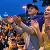 Người hâm mộ Ukraine ở quê nhà Kiev cổ vũ đội tuyển trong trận gặp Thụy Điển trong khuôn khổ trận đấu vòng 16 đội, chung kết EURO 2020 trên sân Glasgow, Scotland, ngày 29/6/2021. (Nguồn: AFP/TTXVN) 