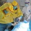 Các bác sỹ Bệnh viện Bệnh Nhiệt đới Trung ương mổ cấp cứu thành công cho sản phụ mắc COVID-19 bị suy hô hấp nặng. (Ảnh: TTXVN phát) 