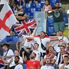 Cổ động viên Anh cổ vũ đội nhà trong trận đấu gặp tuyển Ukraine ở tứ kết EURO 2020 trên sân Stadio Olimpico ở Rome (Italy) ngày 3/7/2021. (Ảnh: AFP/TTXVN) 