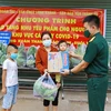 Lực lượng bộ đội thuộc Sư đoàn 302-Quân khu 7 gửi tặng nhu yếu phẩm cho người dân đang thực hiện cách ly tại nhà ở phường Xuân Thanh (Cẩm Mỹ, Đồng Nai). (Ảnh: Lê Xuân/TTXVN) 
