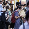 Người dân đeo khẩu trang phòng lây nhiễm COVID-19 khi chờ xe buýt tại Hong Kong, Trung Quốc, ngày 27/7/2020. (Ảnh: THX/TTXVN) 