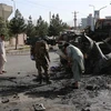 Lực lượng an ninh điều tra tại hiện trường một vụ nổ ở Kabul. (Ảnh: AFP/TTXVN) 
