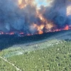 Khói bốc lên từ đám cháy rừng ở British Columbia, Canada ngày 29/6/2021. (Ảnh: AFP/TTXVN) 