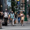 Người dân di chuyển trên một tuyến phố ở New York, Mỹ. (Ảnh: AFP/TTXVN) 