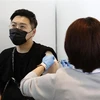 Nhân viên y tế tiêm vaccine ngừa COVID-19 cho người dân tại Tokyo, Nhật Bản ngày 25/6/2021. (Ảnh: AFP/TTXVN) 