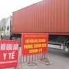 Chốt kiểm soát phòng, chống dịch COVID-19 cầu Đá Bạc giáp ranh giữa thành phố Uông Bí (Quảng Ninh) với thành phố Hải Phòng mỗi ngày có hàng nghìn lượt người và phương tiện lưu thông. (Ảnh: Thanh Vân/TTXVN) 