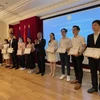 Đại sứ Việt Nam tại Pháp Đinh Toàn Thắng trao Giấy khen cho các thí sinh đoạt giải. (Ảnh: Thu Hà/TTXVN) 