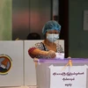 Cử tri bỏ phiếu tại một địa điểm bầu cử ở Yangon, Myanmar, ngày 8/11/2020. (Ảnh: AFP/TTXVN) 