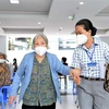 Các y bác sỹ Trung tâm Y tế quận 3, Thành phố Hồ Chí Minh hỗ trợ, hướng dẫn người trên 65 tuổi, người mắc bệnh mãn tính, người thuộc hộ nghèo tiêm vaccine Moderna phòng COVID-19 đợt 5. (Ảnh: Thanh Vũ/TTXVN) 