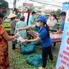 Người dân trên địa bàn thị trấn Tân Hiệp, huyện Châu Thành nhận quà hỗ trợ từ Gian hàng 0 đồng. (Nguồn: tiengiang.gov.vn) 