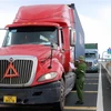 Lực lượng chức năng kiểm tra một phương tiện vận chuyển hàng hóa. (Ảnh: TTXVN) 