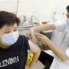 Tiêm vaccine phòng COVID-19 cho người dân tại điểm tiêm Trường THCS Trưng Vương, quận Hoàn Kiếm, ngày 3/8/2021. (Ảnh: Trần Việt/TTXVN) 
