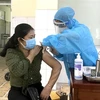 Tiêm vaccine phòng COVID-19 cho người dân tại Bệnh viện Đa khoa tỉnh Vĩnh Long. (Ảnh: Lê Thúy Hằng/TTXVN) 