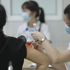 Nhân viên y tế tiêm vaccine Nanocovax phòng COVID-19 cho tình nguyện viên tham gia tiêm thử nghiệm đợt 3 tại Học viện Quân y. (Ảnh: Minh Quyết/TTXVN) 