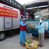 Đại diện huyện Đại Lộc (trái) trao tượng trưng số hàng hóa hỗ trợ người dân vùng bị phong tỏa, cách ly quận Sơn Trà. (Ảnh: Trần Lê Lâm/TTXVN) 