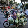 Hà Nội: Họp chợ ngay dưới lòng đường, bất chấp quy định chống dịch