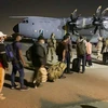 Đám đông người sơ tán khi Taliban tuyên bố kiểm soát Afghanistan chờ đợi được rời khỏi quốc gia Tây Nam Á, tại sân bay quốc tế ở Kabul, ngày 16/8/2021. (Ảnh: AFP/TTXVN)