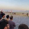 Binh sỹ Mỹ gác tại sân bay Kabul, Afghanistan, khi hoạt động sơ tán được tiến hành tại đây, ngày 16/8/2021. (Ảnh: AFP/TTXVN) 