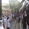 Lễ tiễn đoàn công tác Bệnh viện Việt Đức lên đường vào hỗ trợ Thành phố Hồ Chí Minh chống dịch. (Ảnh: Minh Quyết/TTXVN) 