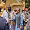 Chủ tịch Hội đồng Hòa giải Dân tộc Tối cao Afghanistan (HCNR) Abdullah Abdullah (giữa) và trưởng phái đoàn đàm phán của Taliban Anas Haqqani (thứ 2, trái) tới dự cuộc họp tại Àghanistan vào tối 18/8. (Ảnh: AFP/TTXVN) 