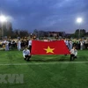Quốc kỳ Việt Nam tại lễ bế mạc Giải Bóng đá cộng đồng người Việt tại Nga năm 2021. (Ảnh: Trần Hiếu/TTXVN)