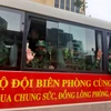 Phút chia tay của các cán bộ quân y Bộ đội Biên phòng tăng cường tham gia chống dịch COVID-19 tại Thành phố Hồ Chí Minh và các tỉnh phía Nam. (Nguồn: baotintuc.vn) 