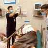 Các bác sỹ Bệnh viện Đa khoa Hùng Vương cấp cứu bệnh nhân. (Ảnh: Trung Kiên/TTXVN) 