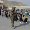 Binh sỹ Mỹ đảm bảo an ninh cho công tác sơ tán người dân tại sân bay quốc tế Hamid Karzai ở Kabul, Afghanistan ngày 18/8/2021. (Ảnh: AFP/TTXVN) 