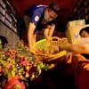 Các chủ nhà vườn ở Tiền Giang trao tặng hàng tấn thanh long cho công nhân ở trọ, người nghèo trong khu phong tỏa Thành phố Hồ Chí Minh. (Ảnh: Thanh Vũ/TTXVN) 