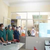 Bí thư Thành ủy Đà Nẵng kiểm tra công tác điều trị bệnh nhân tại Bệnh viện Phổi Đà Nẵng. (Ảnh: Văn Dũng/TTXVN) 