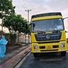 Xe tải sử dụng mã QR luồng xanh giả lưu thông từ vùng dịch về địa bàn tỉnh Gia Lai bị lực lượng chức năng bắt giữ. (Ảnh: Quang Thái/TTXVN) 