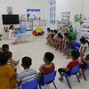 Giờ kể chuyện bằng sách 3D của một trường mầm non ở Tuyên Quang. (Ảnh: Nam Sương/TTXVN) 