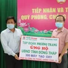 Đại diện Tập đoàn Phương Trang tặng 300 máy tạo ôxy cho tỉnh Đồng Tháp. (Ảnh: Nguyễn Văn Trí/TTXVN) 