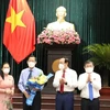 Ông Phan Văn Mãi nhận hoa chúc mừng của các vị lãnh đạo Thành phố Hồ Chí Minh. (Ảnh: TTXVN phát) 