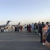 Người dân xếp hàng lên máy bay quân sự của Đức ở sân bay quốc tế Kabul (Afghanistan), để rời khỏi quốc gia Tây Nam Á, ngày 25/8/2021. (Ảnh: THX/TTXVN) 