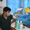 Người dân thị trấn Long Hải, huyện Long Điền được tiêm vaccine phòng COVID-19. (Ảnh: Hoàng Nhị/TTXVN) 