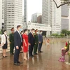 Đại sứ quán và các cơ quan đại diện Việt Nam tại Singapore dâng hoa tưởng nhớ Chủ tịch Hồ Chí Minh ngày 2/9/2021. (Ảnh: Lê Dương/TTXVN) 