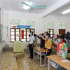 Thầy và trò lớp 9A2, Trường Phổ thông Dân tộc nội trú huyện Mèo Vạc thực hiện lễ chào cờ tại lớp học. (Ảnh: Nguyễn Chiến/TTXVN) 
