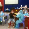 Bệnh viện Đa khoa tỉnh Ninh Thuận thực hiện tiêm phòng dịch cho các đối tượng theo Nghị quyết 21/NQ-CP của Chính phủ. (Ảnh: Công Thử/TTXVN) 
