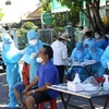 Lấy mẫu xét nghiệm COVID-19 ở Quảng Nam. (Ảnh: Phước Tuệ/TTXVN) 