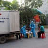 Cán bộ y tế lấy mẫu để xét nghiệm sàng lọc SARS-CoV-2 ở Thanh Hóa. (Ảnh: Nguyễn Nam/TTXVN) 