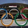 Biểu tượng Olympic tại khu vực sân vận động Olympic ở Tokyo, Nhật Bản ngày 20/7/2021. (Ảnh: AFP/TTXVN) 