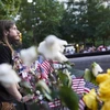 Thân nhân của các nạn nhân vụ khủng bố 11/9 đặt hoa tại lễ tưởng niệm nhân kỷ niệm 20 năm vụ khủng bố 11/9 ở New York, Mỹ, ngày 11/9/2021. (Ảnh: THX/TTXVN) 