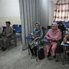 Một lớp học được ngăn đôi bằng tấm rèm để phân riêng nam sinh và nữ sinh tại trường đại học tư thục ở Kabul, Afghanistan, ngày 7/9/2021. (Ảnh: AFP/TTXVN) 