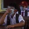 Học sinh đeo khẩu trang phòng lây nhiễm COVID-19 trong ngày đầu tiên quay lại trường học sau nhiều tháng do dịch bệnh COVID-19 tại Tây Java, Indonesia, ngày 6/9/2021. (Ảnh: THX/TTXVN) 