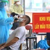 Cùng với việc tiêm vaccine, người dân phường Mễ Trì, Hà Nội được lấy mẫu xét nghiệm sàng lọc SARS-CoV-2, sáng 14/9. (Ảnh: Hoàng Hiếu/TTXVN)